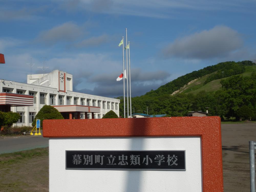 Primary school. Makubetsu stand Churui to elementary school 496m