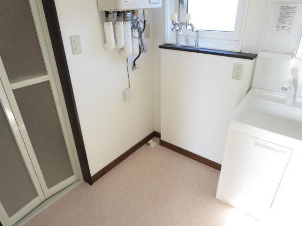 Wash basin, toilet. Was cleanly renovation also dressing room