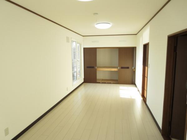 Non-living room. Large south side of the living room. Spacious is about increase your another room.