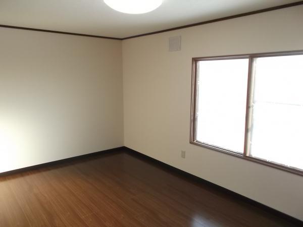 Non-living room. The second floor is a bright south-facing with two rooms