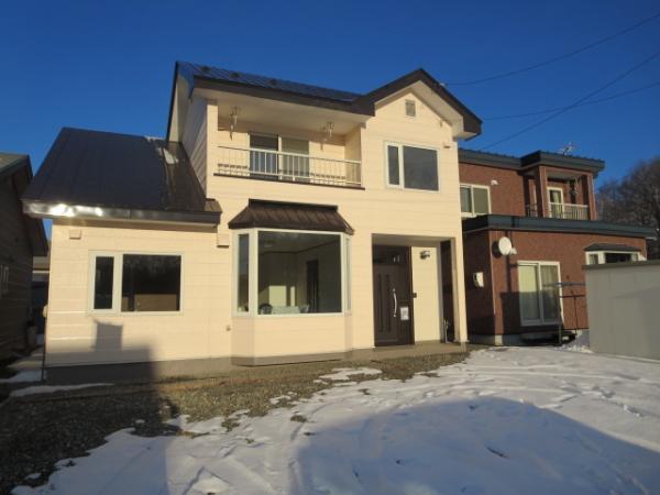 Local appearance photo. Car out if easy