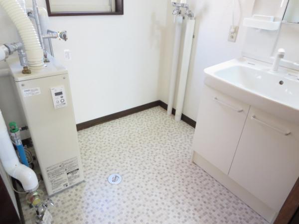 Wash basin, toilet. Is a dressing room. Washbasin new. 