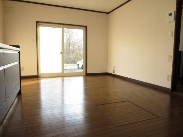 Non-living room. Easy-to-use sun per is also good