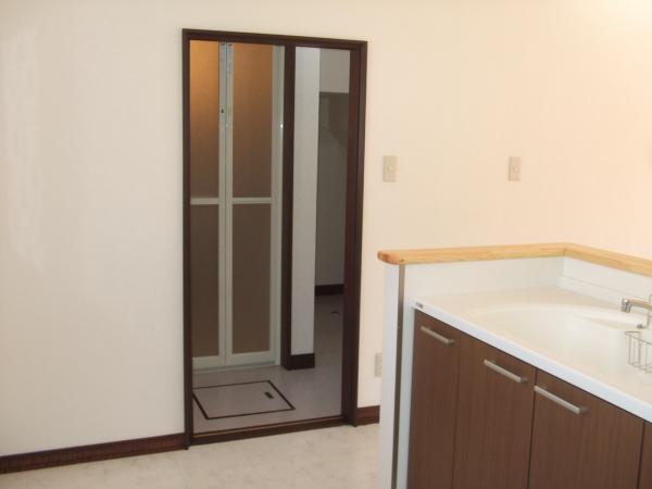 Non-living room. Entrance to the dressing room is the kitchen left