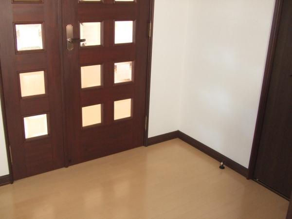 Non-living room. It was Mashi floor re-covering of the entrance hall