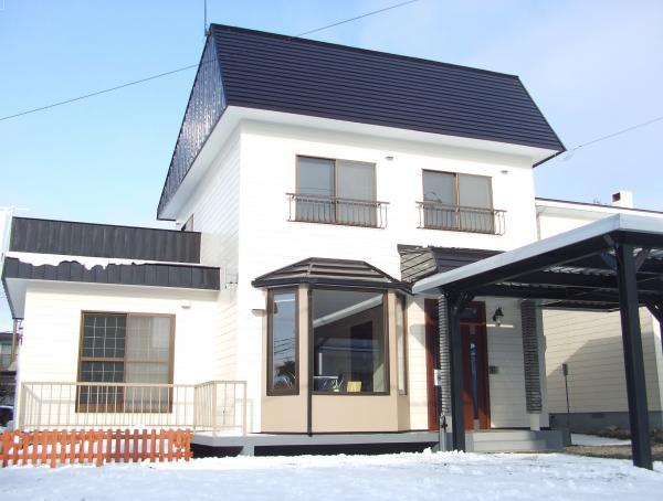 Local appearance photo. South-facing entrance, Good per sun on the road