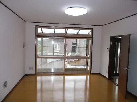 Living. Living large windows Floor Chokawa