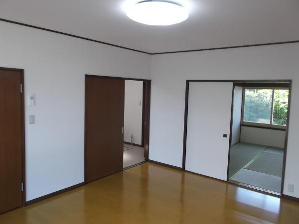 Living. Living next to the Japanese-style room 6 tatami