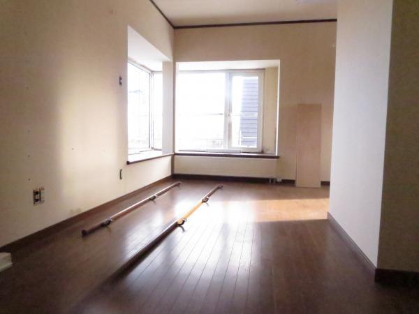 Non-living room. There is a bay window in the second floor Western-style