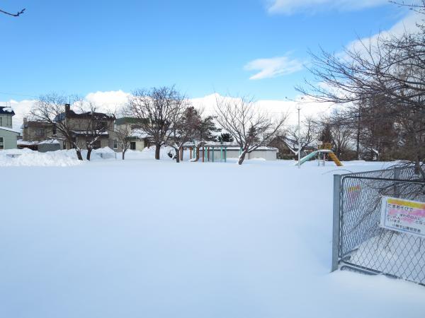 park. 5 minutes 400m children's park 400m walk to the park, There is a swing and slide