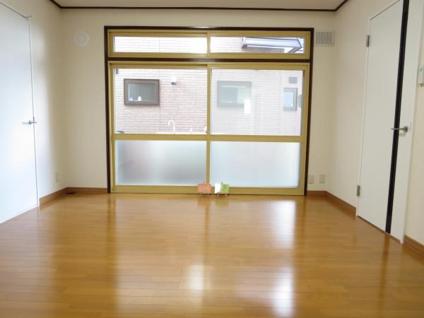 Living. Living 10 Pledge of large windows Flooring Chokawa