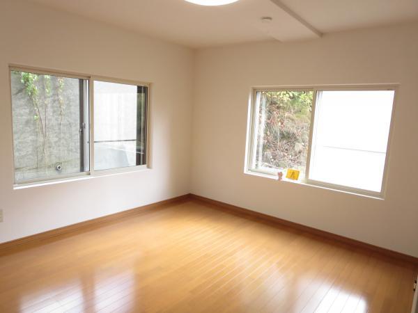 Non-living room. 1 Kaiyoshitsu 8 Pledge Window is bright because it is two-sided