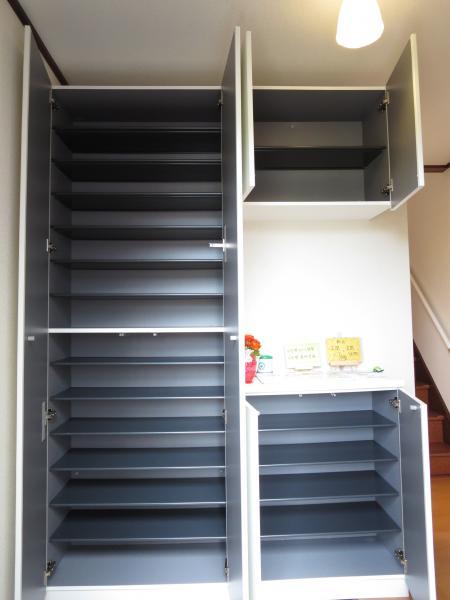 Entrance. Storage lot entrance storage OK also boots by removing shelves