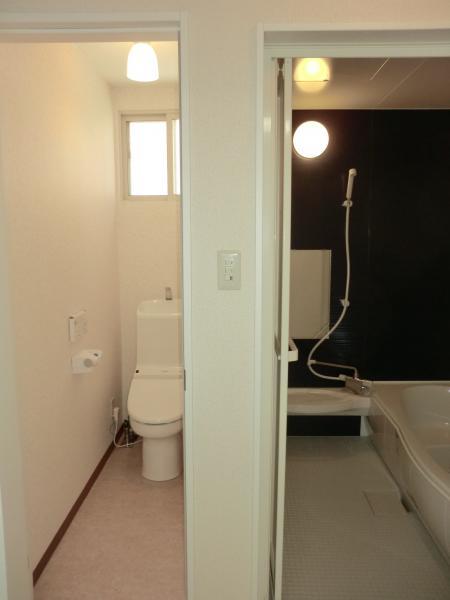 Bathroom. Bus next to the toilet Small children is also safe