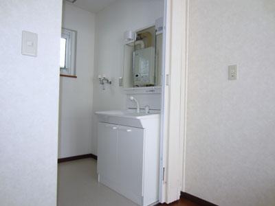Wash basin, toilet. Left residential part: vanity with a brand-new three-sided mirror (with a shower)