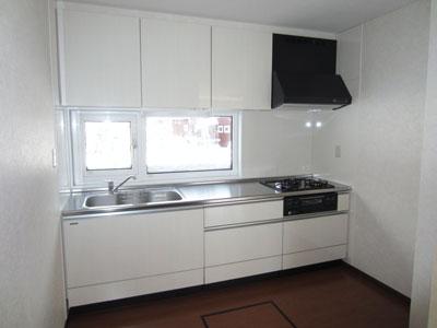 Kitchen. Right residential part: New system Kitchen. There is convenient floor housed in a storage location of seasonings and drinking water