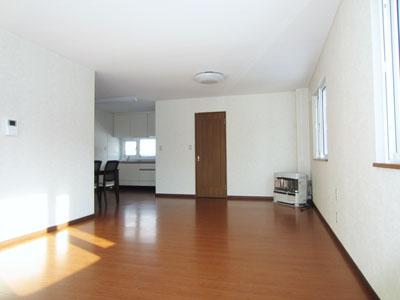 Living. Right residential part: spacious 22.3 Pledge of living. Day is well bright because the window there are two places on the south side.