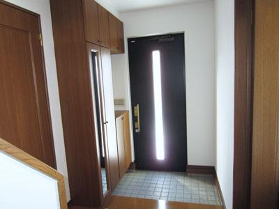 Entrance. There is a shoe box that can shoes and accessories storage