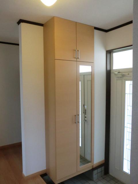 Entrance.  ■ Shoes BOX