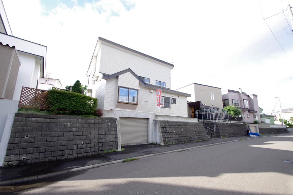 Local photos, including front road. Exterior Photos