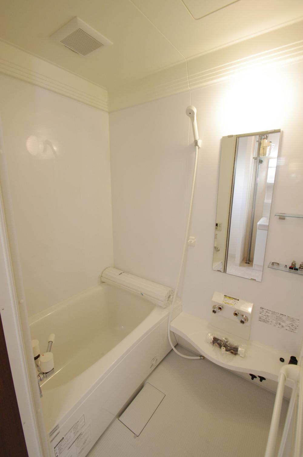 Bathroom. Unit bus new!