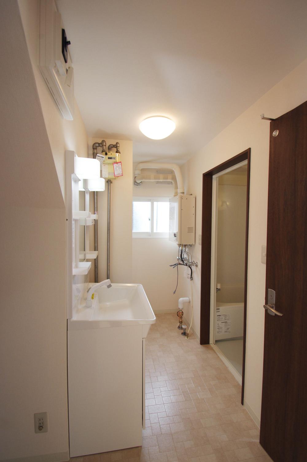 Wash basin, toilet. UT CF Hakawa!