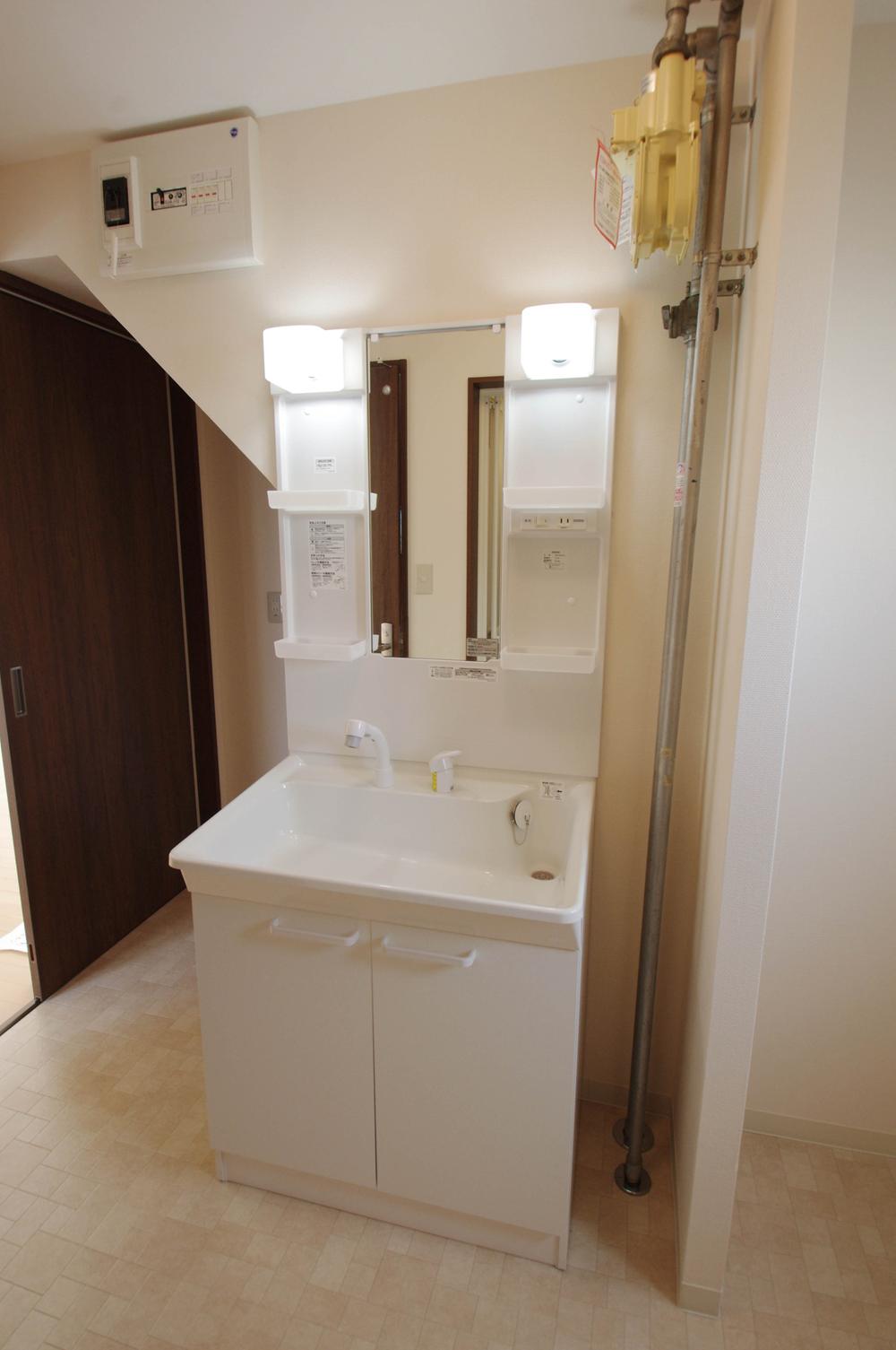 Wash basin, toilet. Shampoo dresser new!