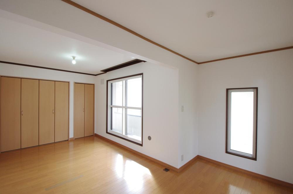 Non-living room. 2F Western-style 10.0 Pledge Easy to use large closet!