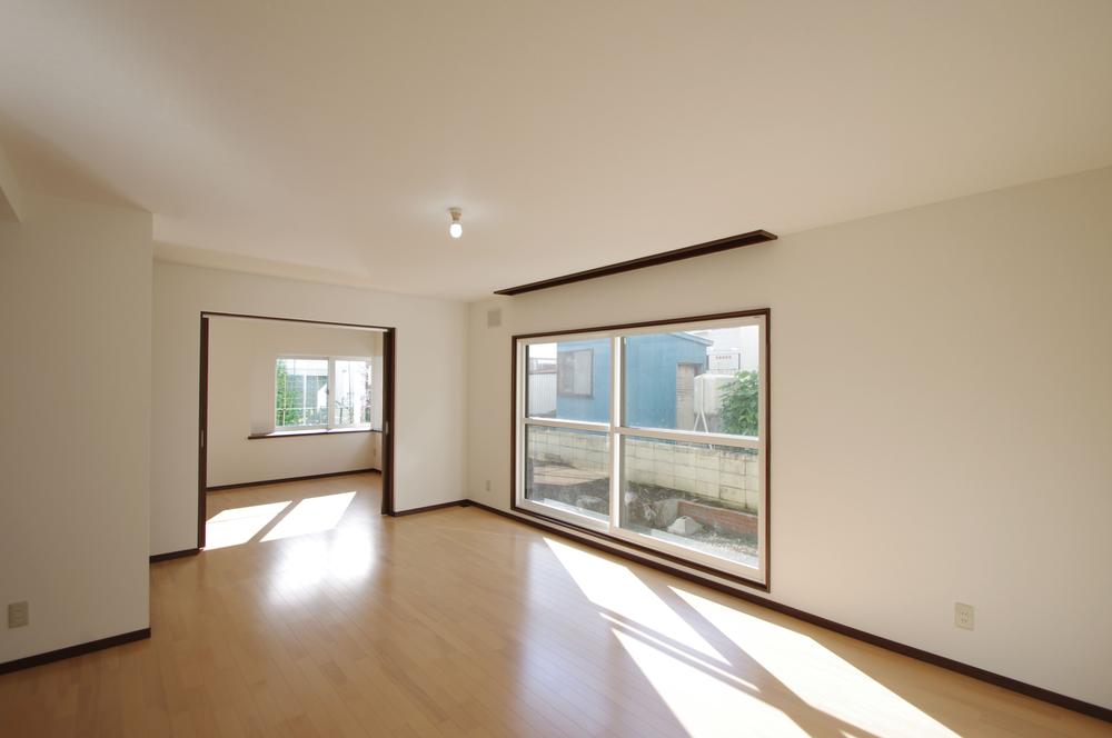 Living. Wide and bright living room