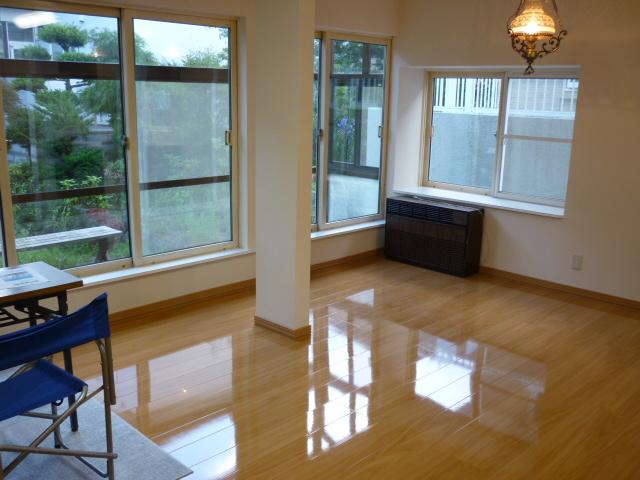 Living. It has been re-covering also cross and flooring