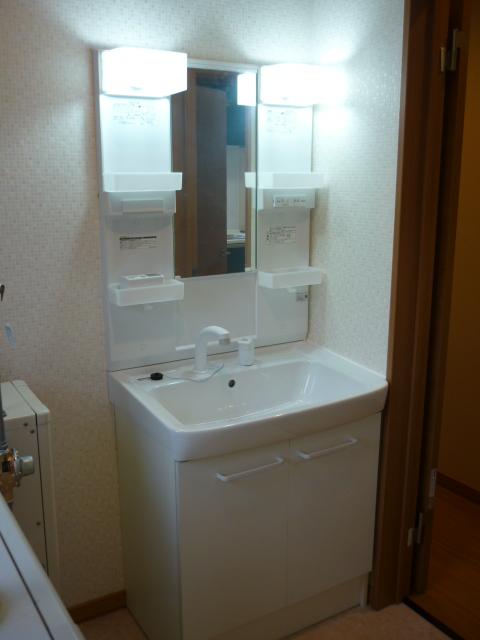 Wash basin, toilet. It has been replaced with a new shampoo dresser