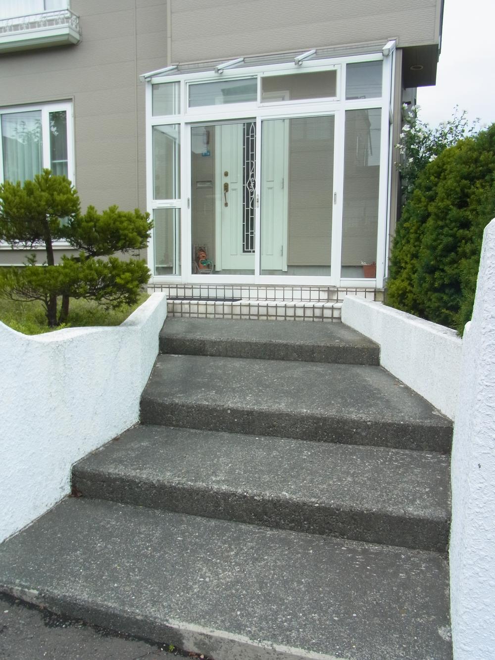 Entrance. There entrance hood! 