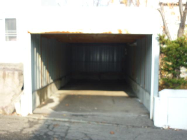 Parking lot. A height of about 1770mm, Spacious shutter garage of depth of about 6000mm! 