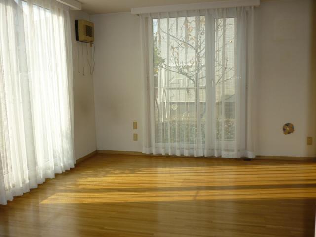 Living. Facing south in sunny ☆ 