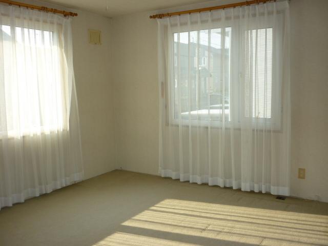 Non-living room. The main bedroom of 8 pledge to the southwest of daylight enters