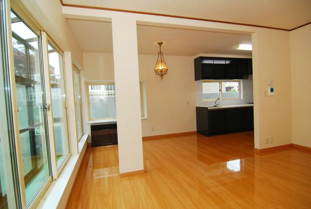 Living. Sun Room side