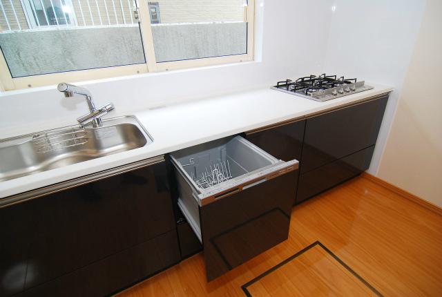 Kitchen. With dishwasher, Gas stove