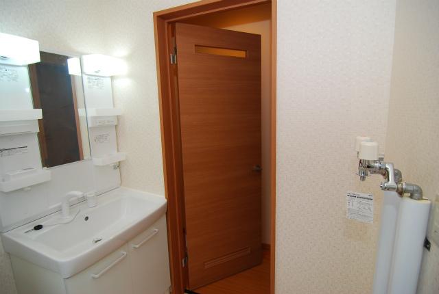 Wash basin, toilet. Shampoo dresser new