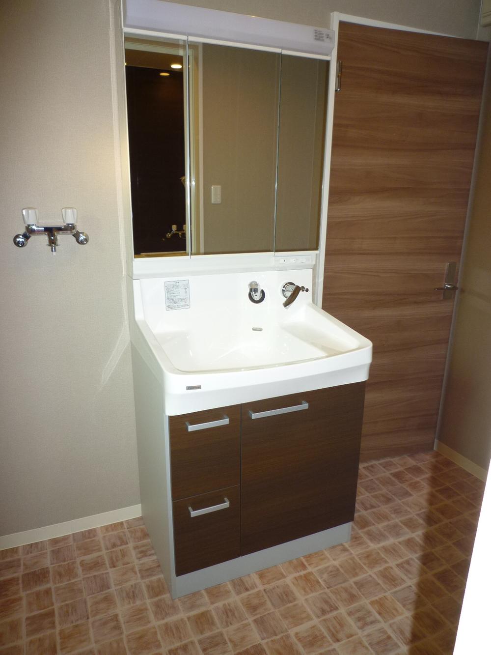 Wash basin, toilet. Wash basin