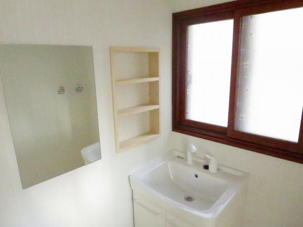 Wash basin, toilet. State of the wash room