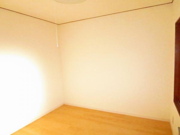 Non-living room. Since 2 Kaiyoshitsu 4.5 Pledge window is west is the afternoon sun is warm Western-style