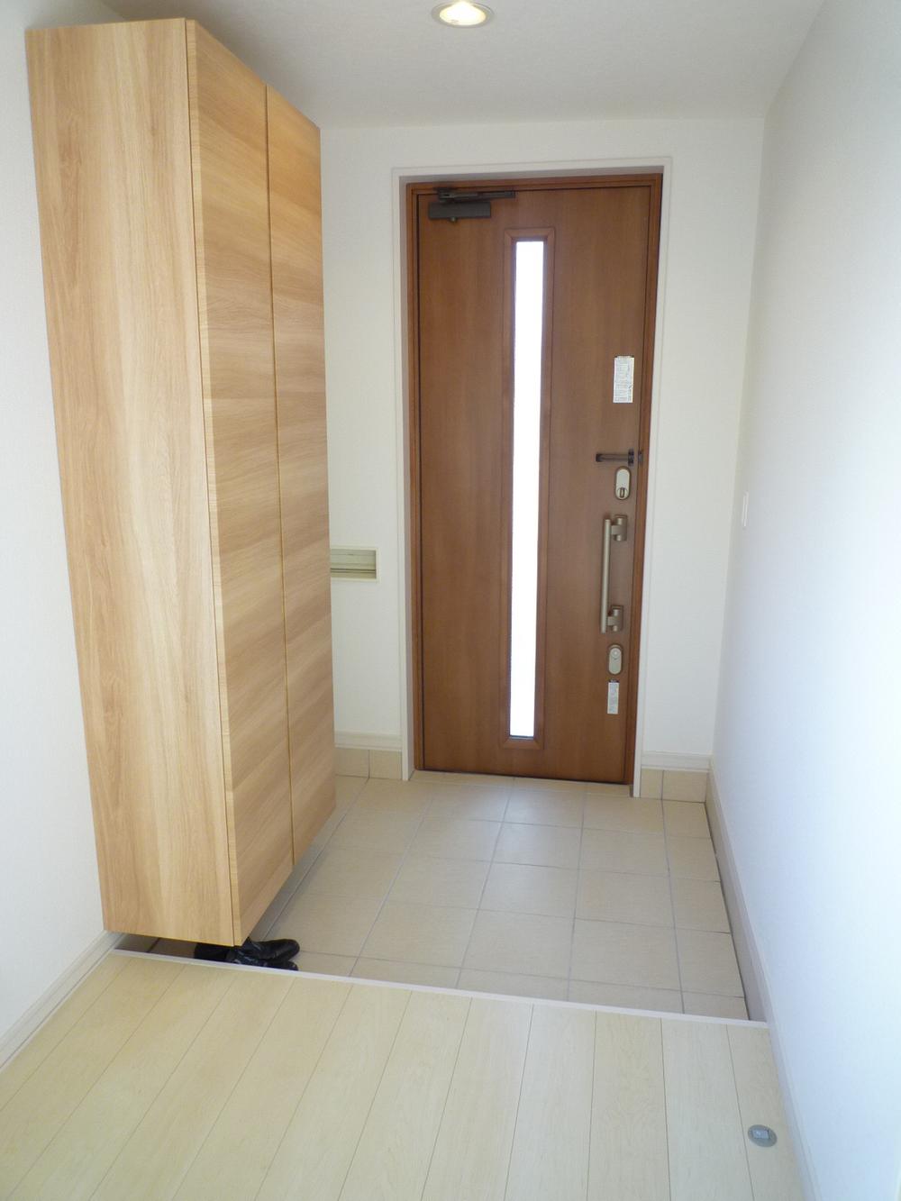 Entrance. Entrance storage of large capacity