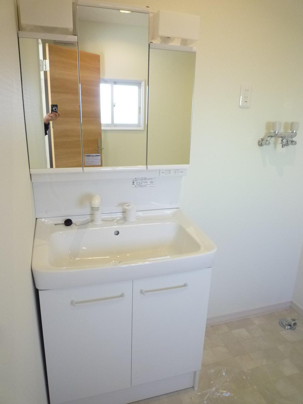 Wash basin, toilet. Wash basin