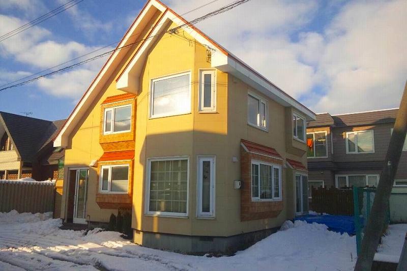 Local appearance photo. But it is hidden in the snow, There is a wood deck