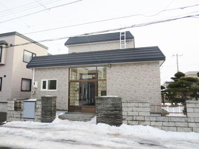 Local appearance photo. Corner lot of a quiet residential area. There is parking space