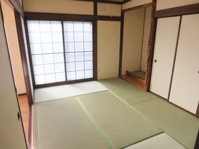 Non-living room. It can be used as a guest room located next to the living. Tatami has Omotegae