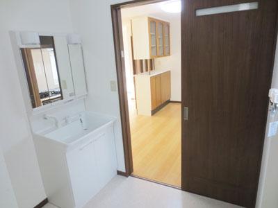 Wash basin, toilet. Three-sided mirror with vanity is open and can be small storage, Grooming of the check is also easy to