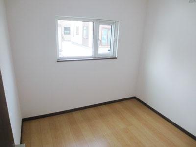 Receipt. Closet is bright with a window, You can also use as a room not only as a storeroom