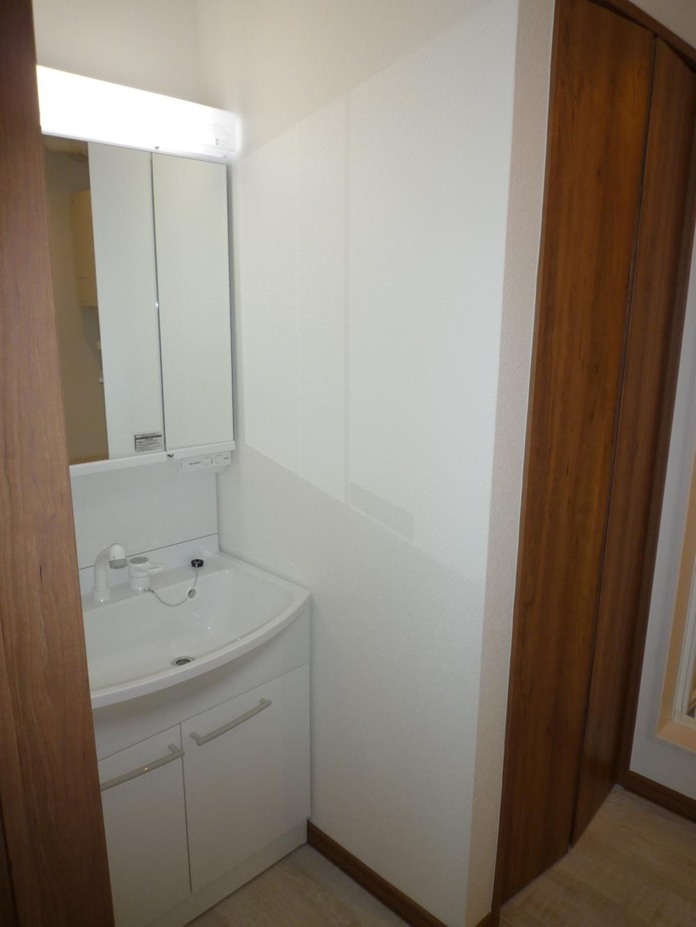 Wash basin, toilet. Wash