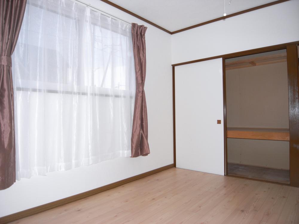 Bathroom. 2F of the living room may be sunny on the south-facing with 2 rooms, There is also a storage! 